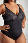 Body modelador feminino preto com bojo e detalhe em renda vista frontal no corpo