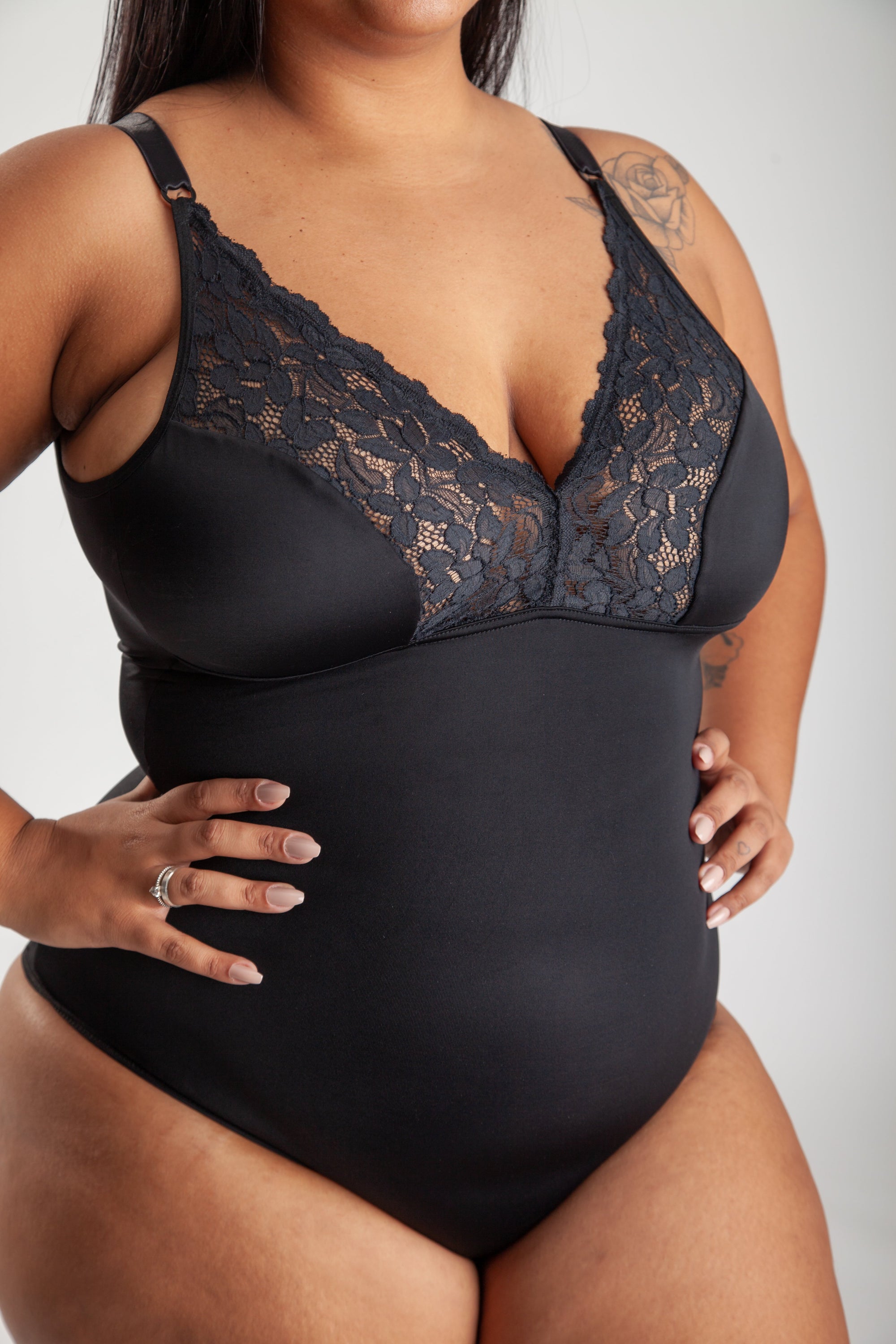 Body modelador feminino preto com bojo e detalhe em renda vista frontal no corpo
