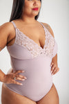 Body modelador feminino nude alvorada com bojo e detalhe em renda vista frontal no corpo