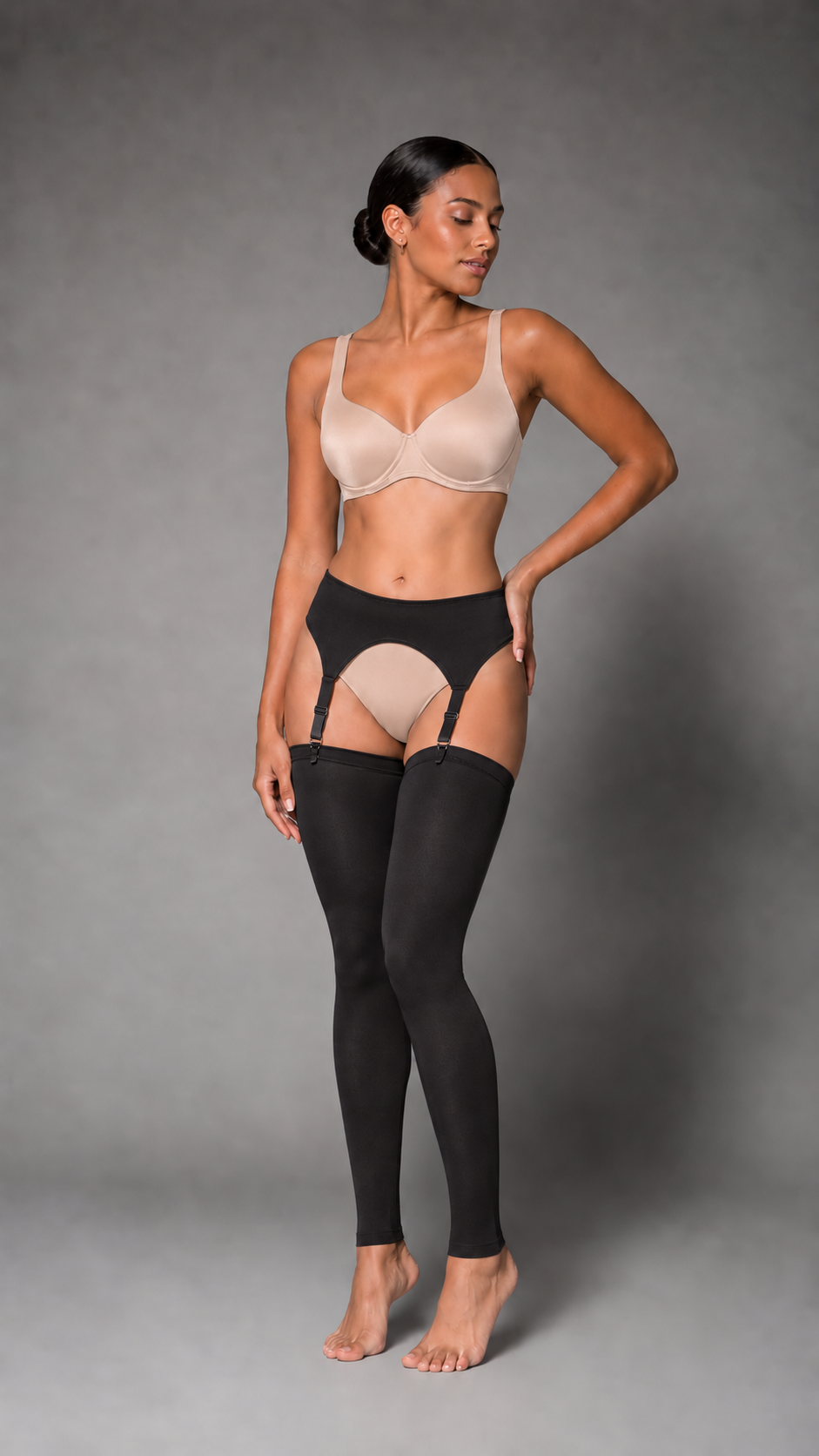 Cinta liga feminina preto com meias 7/8 vista frontal no corpo
