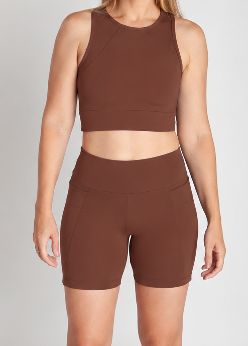 Bermuda fitness feminina cappuccino com bolsos laterais vista frontal