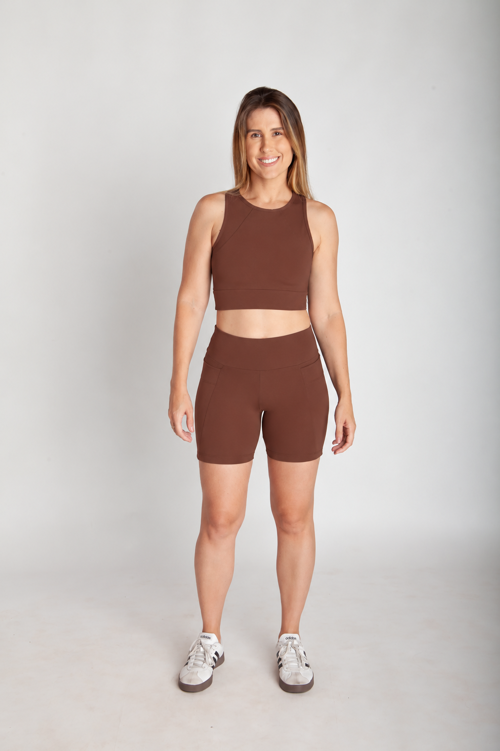 Bermuda fitness feminina cappuccino com bolsos laterais vista frontal corpo inteiro