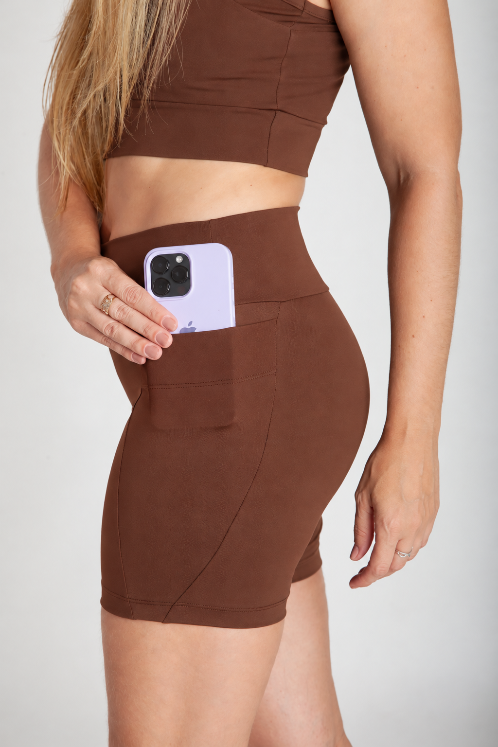 Bermuda fitness feminina cappuccino detalhe do bolso lateral para celular