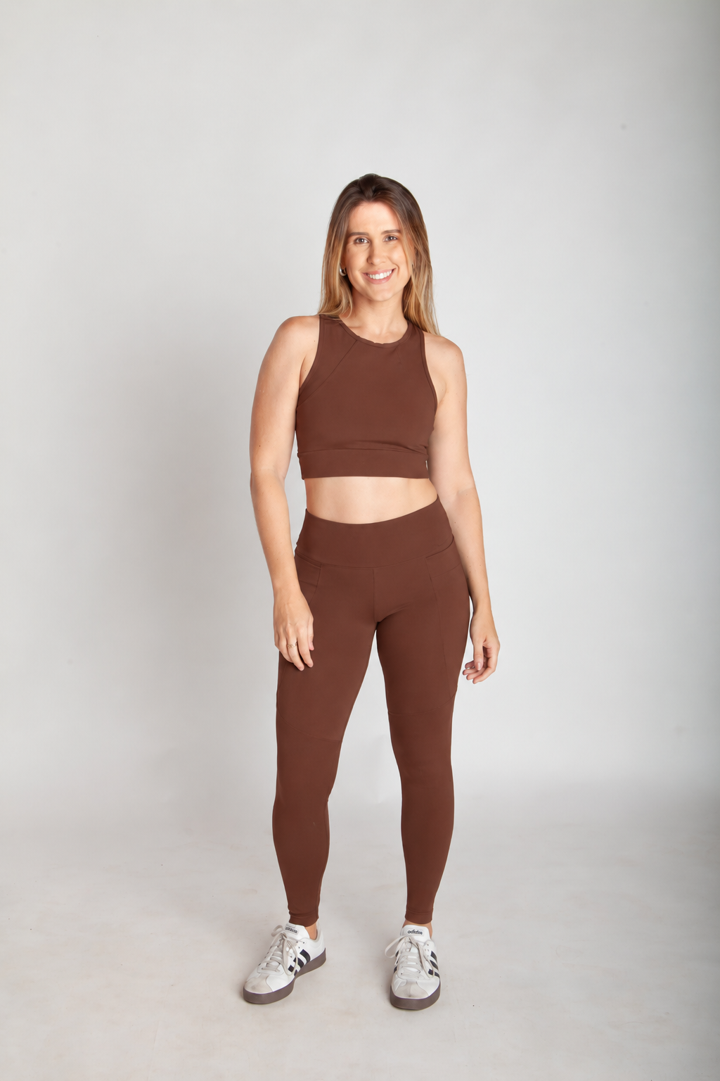 Legging fitness feminina cappuccino com bolsos laterais vista frontal corpo inteiro