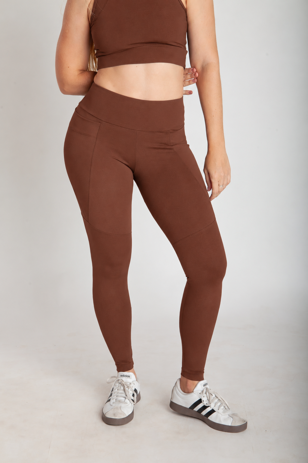 Legging fitness feminina cappuccino com bolsos laterais vista frontal