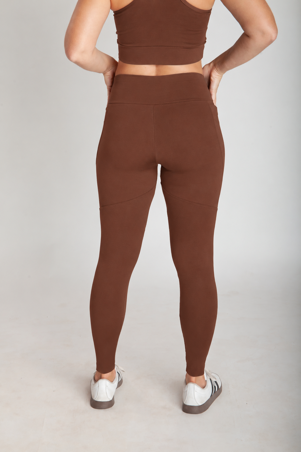 Legging fitness feminina cappuccino com bolsos laterais vista costas