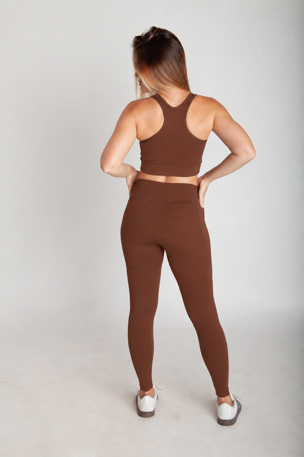 Cropped fitness feminino costa nadador cappuccino vista costas corpo inteiro