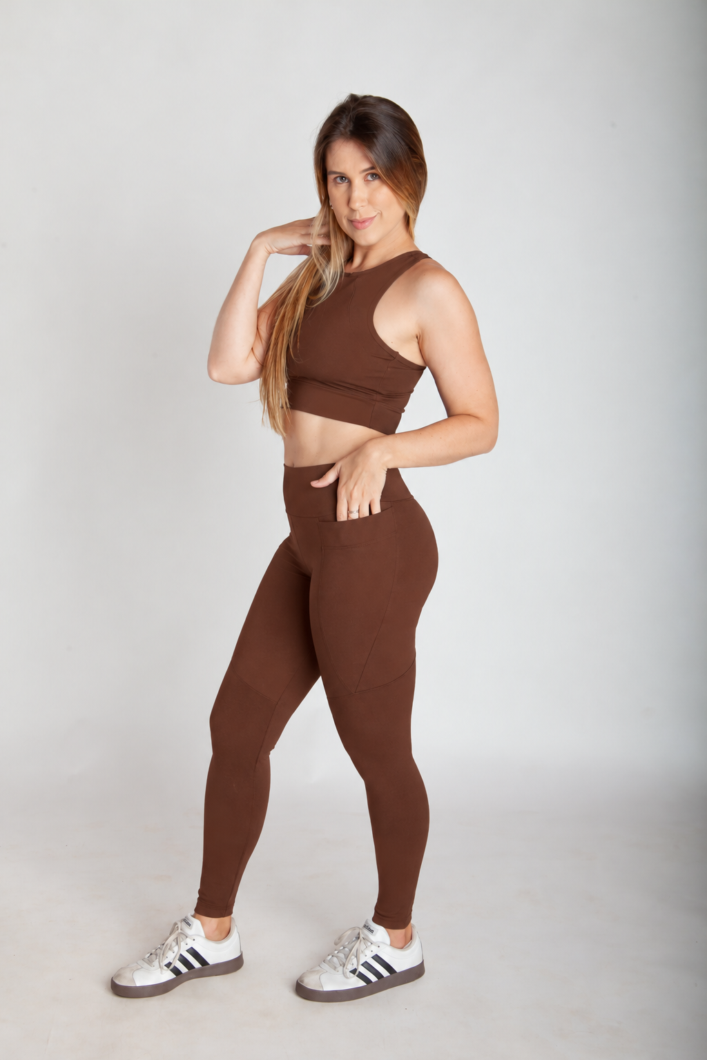 Legging fitness feminina cappuccino com bolsos laterais vista lateral