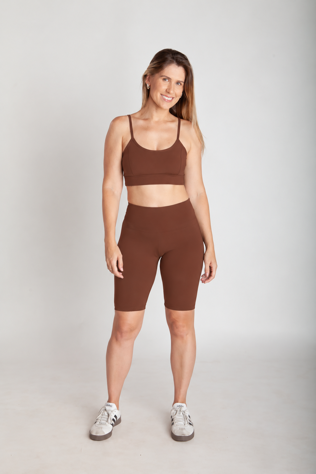 Top fitness feminino cappuccino para academia vista frontal corpo inteiro