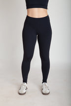 Legging fitness feminina preta básica em Nagoya vista frontal