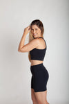 Bermuda fitness feminina preta com bolsos laterais em Nagoya vista lateral
