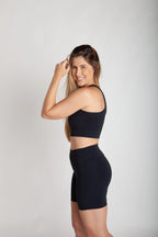 Bermuda fitness feminina preta com bolsos laterais em Nagoya vista lateral