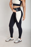 Legging fitness feminina preta e off white com bolsos laterais em Nagoya detalhe do bolso lateral com celular