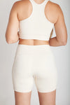 Bermuda fitness feminina off white com bolsos laterais em Nagoya vista costas