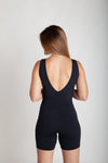 Macaquinho fitness feminino curto bicolor preto e off white em Nagoya vista costas