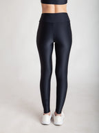 Calça legging fitness feminina cintura alta preta em Wonder vista costas