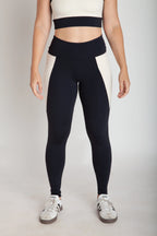Legging fitness feminina preta e off white com bolsos laterais em Nagoya vista frontal