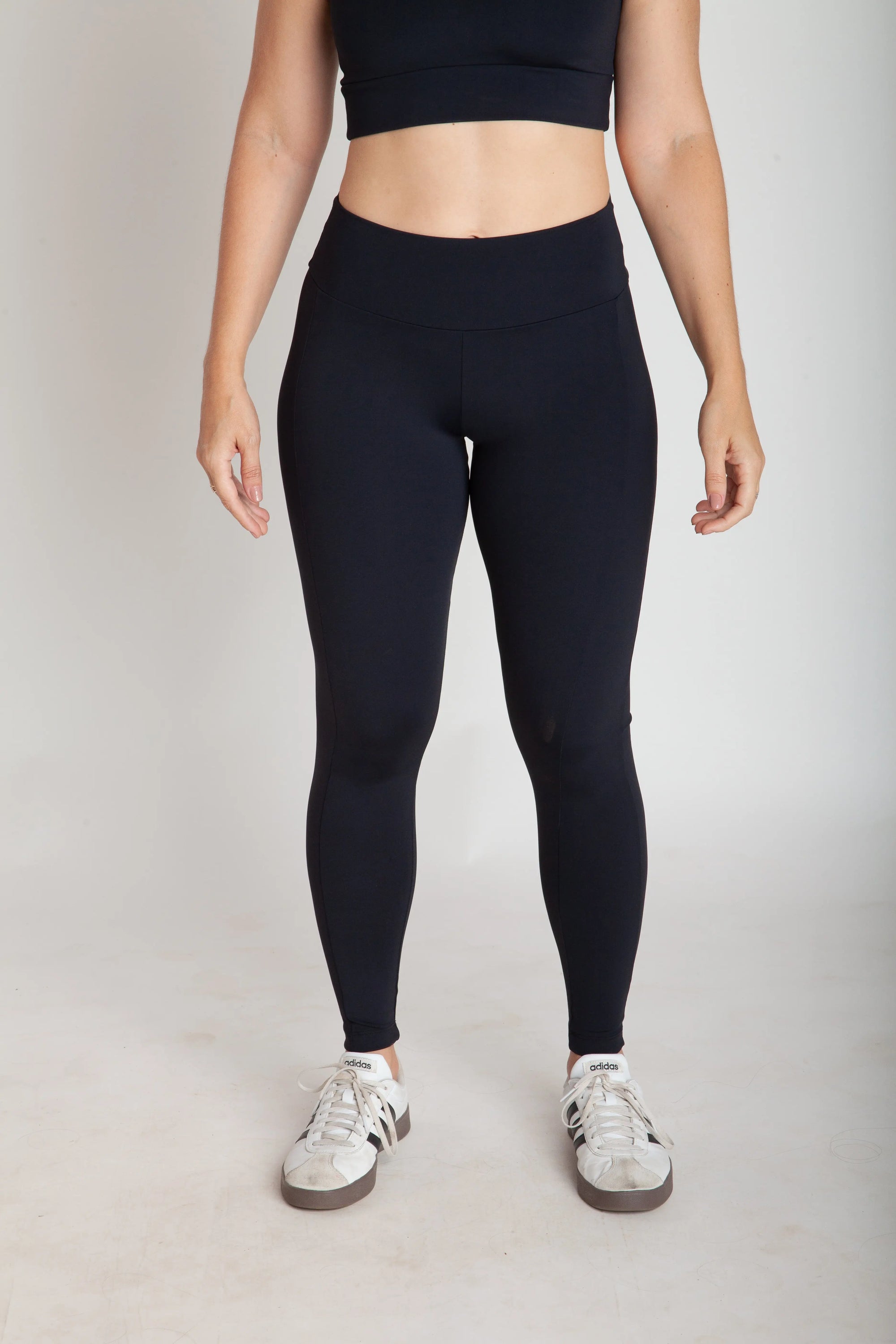 Legging fitness feminina preta em Nagoya vista frontal