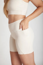 Bermuda fitness feminina off white detalhe do bolso lateral
