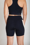 Bermuda fitness feminina bicolor com bolsos laterais em Nagoya vista costas