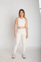 Legging fitness feminina off white com bolsos laterais em Nagoya vista frontal corpo inteiro