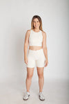 Bermuda fitness feminina off white com bolsos laterais em Nagoya vista frontal corpo inteiro
