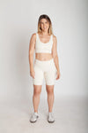 Bermuda fitness feminina off white com bolso lateral esquerdo em Nagoya vista frontal corpo inteiro