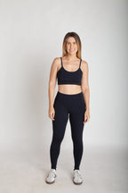 Top fitness feminino preto em Nagoya para academia vista frontal corpo inteiro