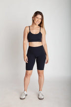 Top fitness feminino preto em Nagoya para treino vista frontal