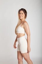 Bermuda fitness feminina off white básica em Nagoya vista lateral corpo inteiro