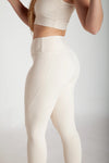 Legging fitness feminina off white com bolsos laterais em Nagoya vista lateral