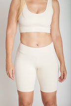 Bermuda fitness feminina off white com bolso lateral esquerdo em Nagoya vista frontal