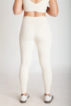 Legging fitness feminina off white em Nagoya vista costas