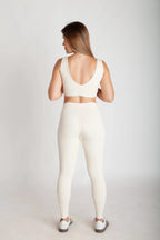 Cropped fitness feminino costa cavada off white em Nagoya para academia vista costas