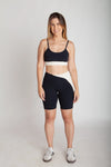 Bermuda fitness feminina bicolor com bolso lateral esquerdo em Nagoya vista frontal corpo inteiro