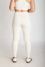 Legging fitness feminina off white com bolsos laterais em Nagoya vista costas
