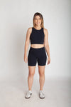 Bermuda fitness feminina preta com bolsos laterais em Nagoya vista frontal corpo inteiro