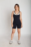 Macaquinho fitness feminino curto bicolor preto e off white em Nagoya vista frontal corpo inteiro