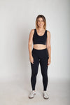 Legging fitness feminina preta em Nagoya vista frontal corpo inteiro