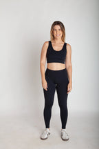 Legging fitness feminina preta em Nagoya vista frontal corpo inteiro