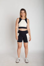Bermuda fitness feminina bicolor com bolsos laterais em Nagoya vista frontal corpo inteiro