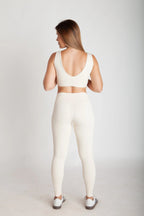 Cropped fitness feminino costa cavada off white em Nagoya vista costas