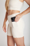 Bermuda fitness feminina off white com bolso lateral para celular