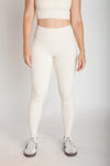 Legging fitness feminina off white com bolsos laterais em Nagoya vista frontal